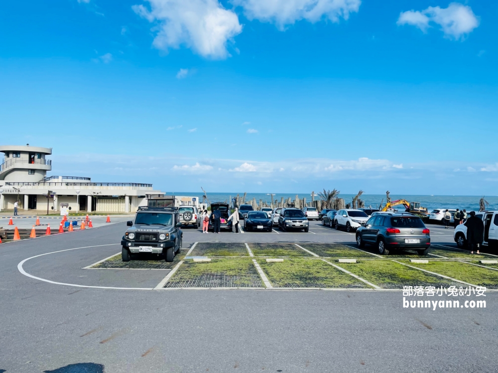 金山景點中角灣沙灘，漫步中角灣遊客中心看海廣場