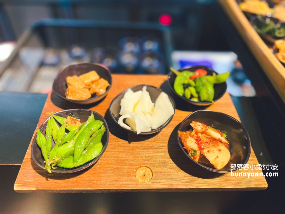 台中美食推薦》韓鄉韓國料理(市府總店)，30種小菜吃到飽真夠味。