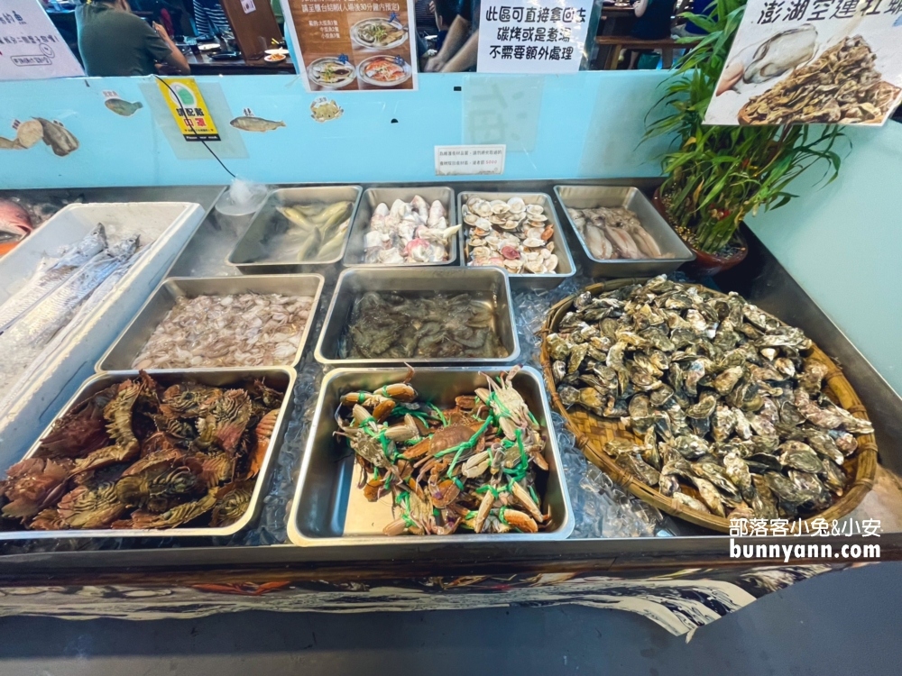 海世界複合式碳烤林口店，來烤牡蠣、螃蟹、鮮魚、飲料無限暢飲。