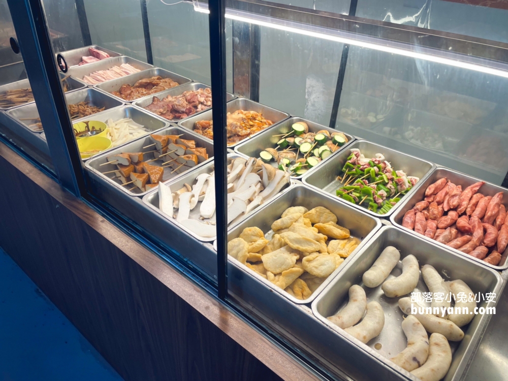 海世界複合式碳烤林口店，來烤牡蠣、螃蟹、鮮魚、飲料無限暢飲。
