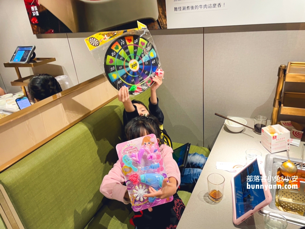 兩分鐘看完海底撈火鍋慶城店介紹，小孩用餐送玩具還有免費美甲服務!!