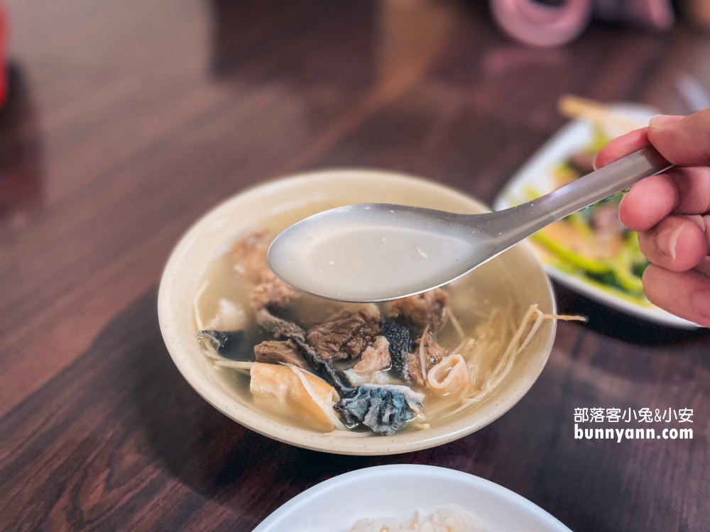 嘉義中埔美食》頂六台灣牛牛雜湯，這一大碗牛雜湯我可以給四顆星。