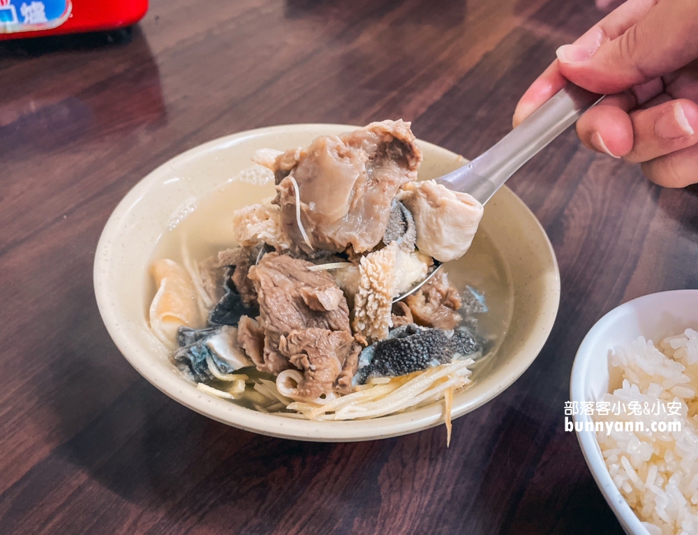 嘉義中埔美食》頂六台灣牛牛雜湯，這一大碗牛雜湯我可以給四顆星。