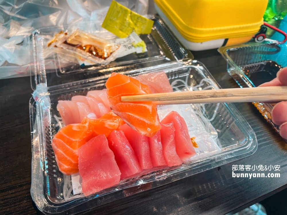 【丸南生魚片】在台中魚市場內一片十元生魚片也太嗨了。