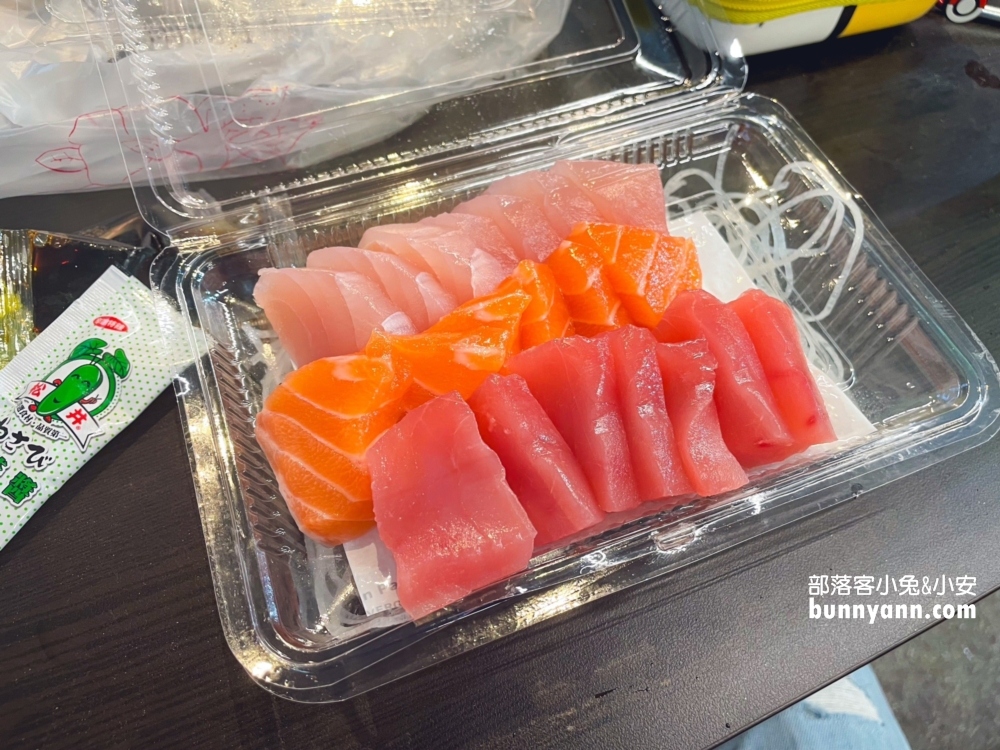 【丸南生魚片】在台中魚市場內一片十元生魚片也太嗨了。