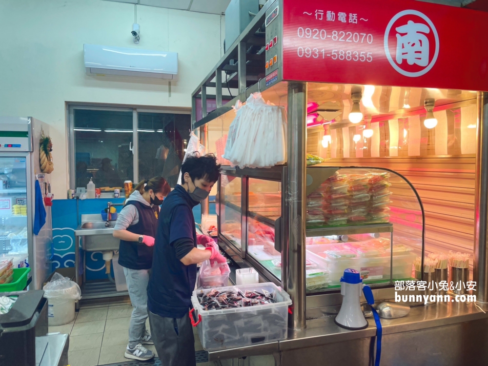 丸南生魚片｜在台中魚市場內一片十元生魚片也太嗨了。