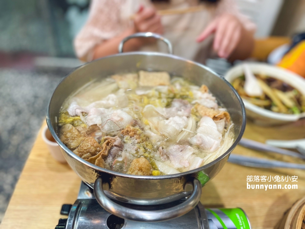 七堵美食【宣騰莊】好吃又便宜的酸菜白肉鍋跟牛肉麵